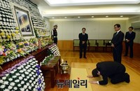 [포토] 김영삼 전 대통령 영전에 절하는 새누리당 김무성 대표