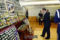 [포토] 고 김영삼 전 대통령 조문하는 서청원 최고위원