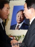 [포토] 김현철 씨 위로하는 새누리당 이재오 의원