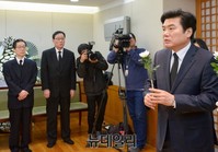 [포토] 고 김영삼 대통령 영전에 헌화하는 원유철 원내대표