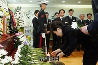 [포토] 헌화하는 박근혜 대통령