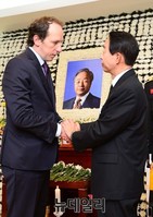 [포토] 김영삼 대통령 빈소 찾은 파비앙 페논 주한 프랑스대사