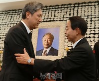 [포토] YS 빈소 조문하는 노태우 전 대통령 장남 노재헌 변호사