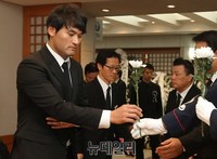 [포토] 김영삼 대통령 빈소 찾은 박찬호