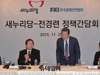 [포토] 인사하는 허창수 전경련 대표