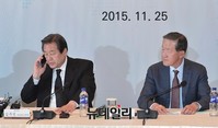 [포토] 간담회 시작 전 전화받는 김무성 대표