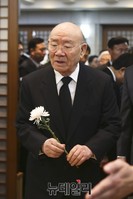 [포토] 고 김영삼 대통령 영전 앞에 선 전두환 전 대통령