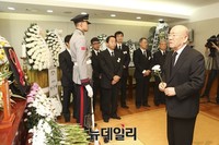 [포토] YS 영전 바라보는 전두환 전 대통령