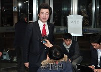 [포토] 기자들의 질문에 답하는 허경영