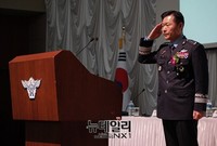 [포토] 거수경례하는 원인철 공군참모차장