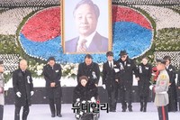 [포토] 헌화마친 故 김영삼 전 대통령 유가족