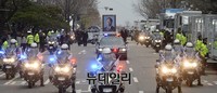 [포토] 故 김영삼 전 대통령 영결식, 국회 빠져나가는 운구 행렬