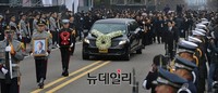 [포토] 국회 나서는 운구행렬