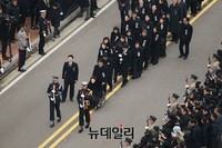 [포토] 영결식장 나서는 유가족들