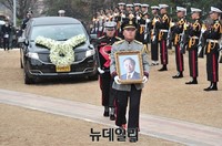 [포토] 국회로 들어오는 고 김영삼 대통령 영정