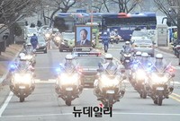[포토] 국회 동문 통과하는 고 김영삼 대통령 운구 행렬