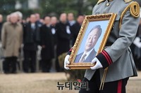 [포토] 영결식장으로 들어오는 고 김영삼 대통령 영정