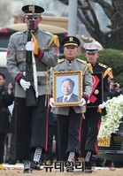 [포토] 의장대 앞 세우고 영결식장 들어오는 YS 영정