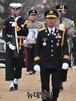 [포토] 영결식장으로 들어오는 YS 영정