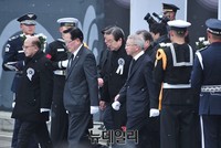 [포토] 분향 마치고 나오는 입법-사법부 수장
