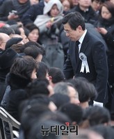 [포토] 김영삼 전 대통령 가족 위로하는 황교안 총리