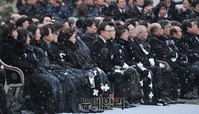 [포토] 고 김영삼 대통령 영결식 바라보는 인사들