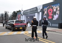 [포토] 추모객들 앞으로 지나가는 김영삼 대통령 운구차량