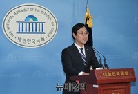 [포토] 긴급 기자회견 갖는 새정치민주연합 오영식 최고위원