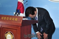[포토] 고개숙여 인사하는 새정치 오영식 최고위원