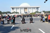[포토] 국회의사당 앞 대로 막은 장애인 단체