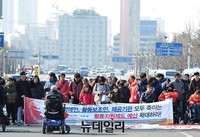 [포토] 기습 도로점거 시위하는 장애인 단체 회원들