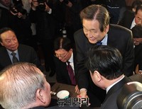 [포토] 인사 나누는 새누리당 김무성 대표