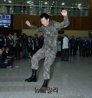 [포토] 北지뢰도발 부상 김정원 하사, 밝은모습으로 퇴원