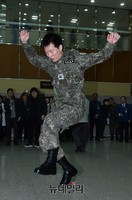 [포토] 北지뢰도발 김정원하사, 점프하며 건강 과시