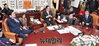 [포토] 대화 나누는 국회의장과 여야 원내대표