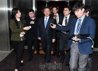 [포토] 기자들의 질문에 답하는 주승용 최고위원