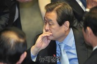 [포토] 심각한 표정의 새누리당 김무성 대표