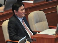 [포토] 예산안 통과에 미소 머금은 최경환 경제부총리