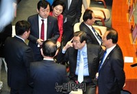 [포토] 의원들의 이야기 듣는 새누리당 김무성 대표