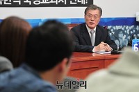 [포토] 기자들의 질문에 답하는 문재인 대표