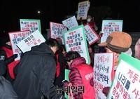[포토] 김제동 토크콘서트장 찾은 엄마부대, 김제동 규탄