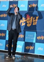 [포토] 아는형님 MC 발탁된 서장훈, 농구 포즈