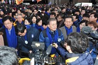 [포토] 기자들의 질문에 답하는 문재인 대표