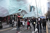 [포토] 가면으로 얼굴 가리고 행진하는 시위대