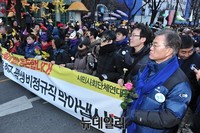 [포토] 시위대와 함께 행진하는 문재인 대표