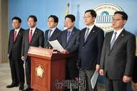 [포토] 기자회견 갖는 기획재정위 새누리당 의원들