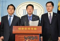 [포토] 기자회견 갖는 새누리당 정희수 위원장