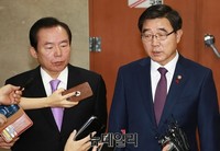 [포토] 기자들의 질문에 답하는 이기권 장관과 이인제 의원
