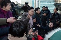 [포토] 한상균 강제 퇴거 시도한 조계사 신도들