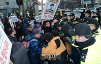 [포토] 어버이연합, 한상균 강제 퇴거 시도
